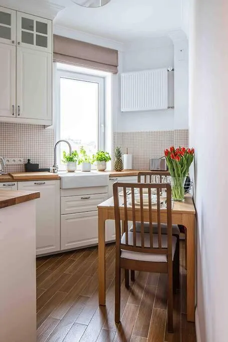 Wyzwolenia Apt , Lazienki Park & Zbawiciela Sq. 2' Warsaw Poland